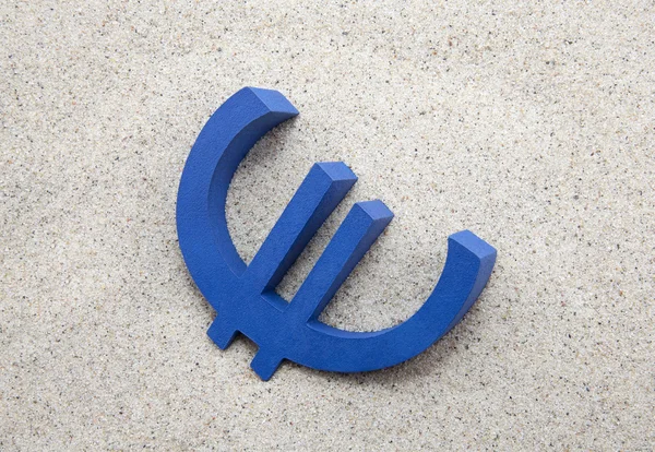 Símbolo azul do euro na areia — Fotografia de Stock