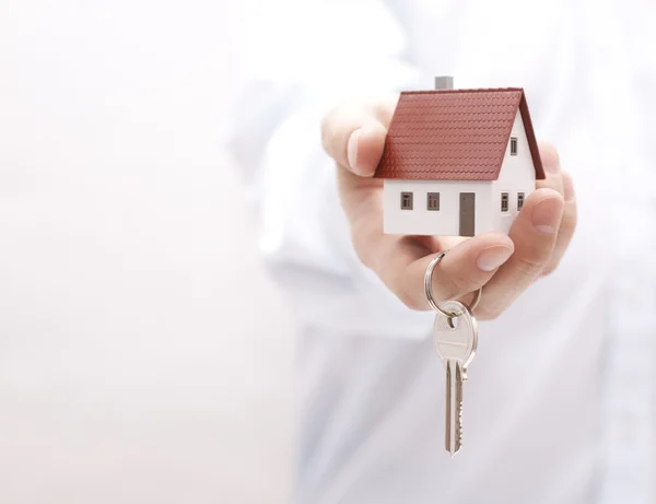 Evin anahtarı elinde.