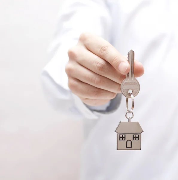손에 들고 있는 집 열쇠 — 스톡 사진