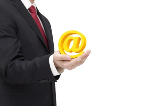 Бизнесмен держит символ электронной почты с вырезкой пути — стоковое фото