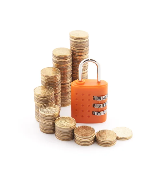 Segurança financeira. Moedas de ouro com cadeado laranja . — Fotografia de Stock
