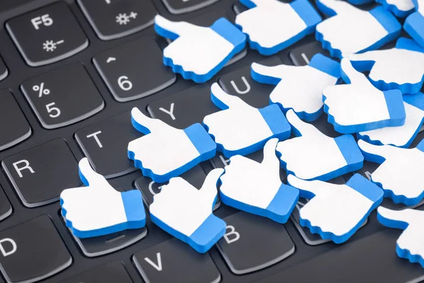 Birçok Mavi Bilgisayar Klavyesindeki Başparmak Yukarı Simgeleri Gibi Sosyal Medya — Stok fotoğraf