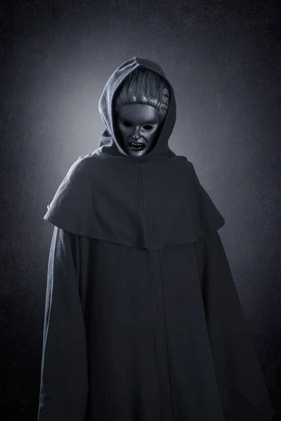 Mulher Fantasma Com Capuz Capa Sobre Escuro Neblina Fundo — Fotografia de Stock