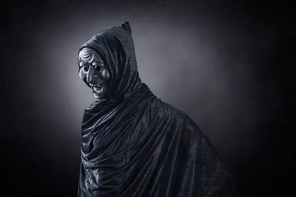 Figura Espeluznante Con Capa Encapuchada Sobre Fondo Oscuro Brumoso — Foto de Stock