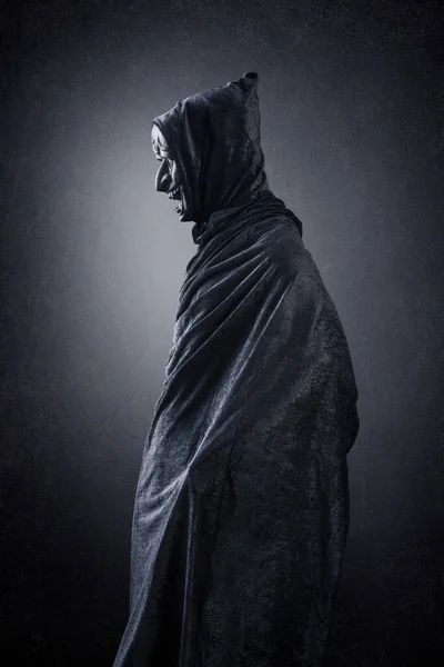 Spooky Figure Hooded Cape Dark Misty Background — Stock Photo, Image