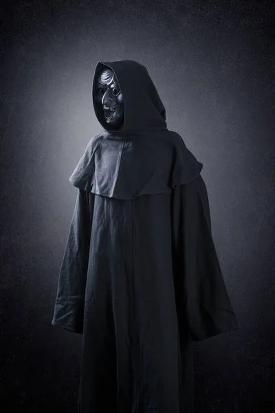 Figura Espeluznante Con Capa Encapuchada Sobre Fondo Oscuro Brumoso — Foto de Stock