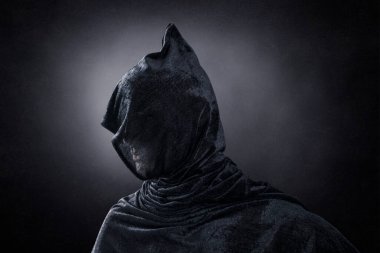 Karanlık sisli arkaplanda ürkütücü bir figür