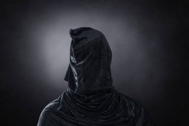 Karanlık sisli arkaplanda ürkütücü bir figür