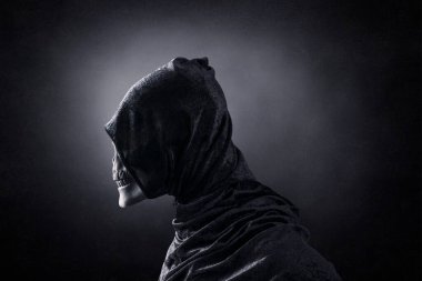 Karanlık sisli arkaplanda ölüm meleği