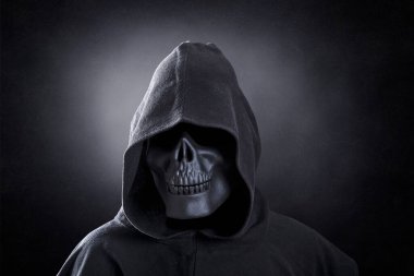 Karanlık sisli arkaplanda ölüm meleği