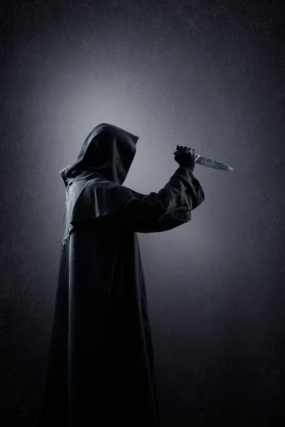 Человек Капюшоне Старым Ножом Темноте — стоковое фото
