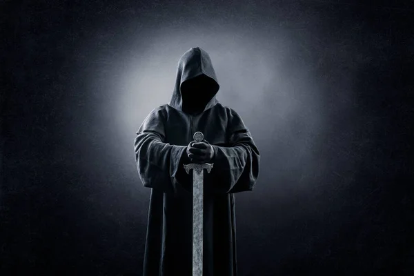 Krieger Mit Kapuzenumhang Und Mittelalterlichem Schwert Vor Dunklem Nebligem Hintergrund — Stockfoto