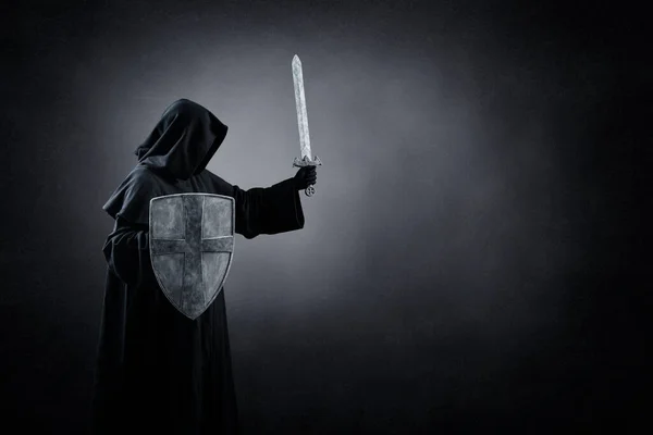 Темный Рыцарь Мечом Щитом Темноте — стоковое фото