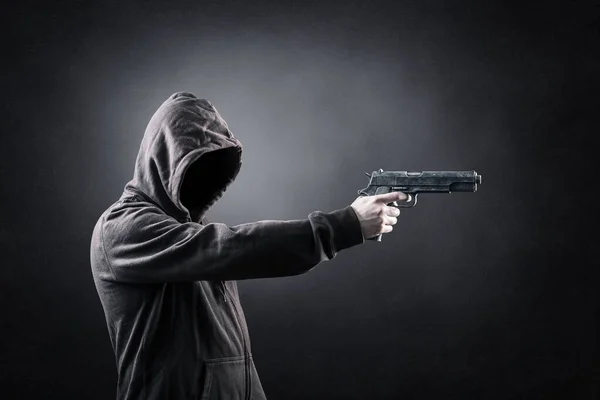 Uomo Incappucciato Con Una Pistola Buio — Foto Stock