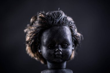 Karanlıktaki ürkütücü bebek