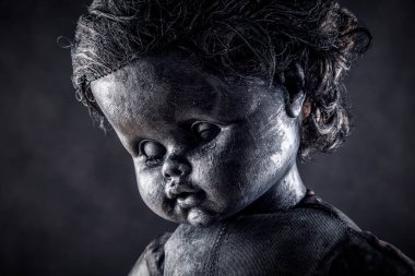 Karanlıktaki ürkütücü bebek