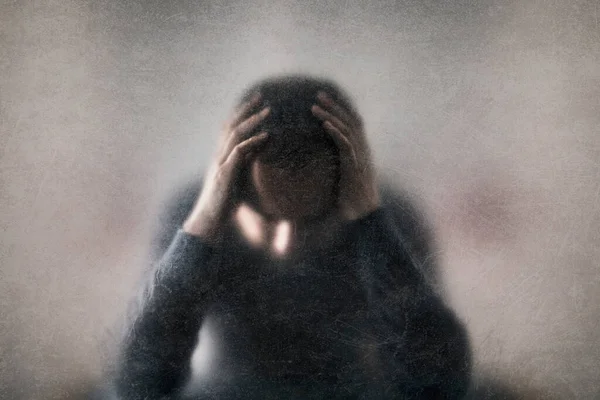 Κατάθλιψη Σπασμένος Άνθρωπος Πίσω Από Ένα Σκονισμένο Γδαρμένο Γυαλί — Φωτογραφία Αρχείου