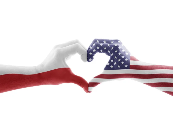 两只手心形 两只手插着波兰国旗和美国国旗 背景白色 有切割路 — 图库照片