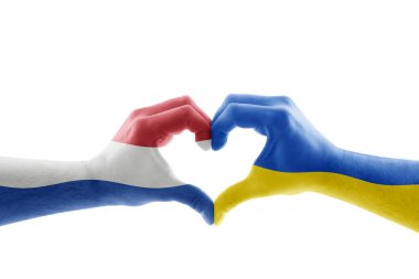 Beyaz arka planda izole edilmiş Hollanda ve Ukrayna bayrağı ile kalp şeklinde iki el