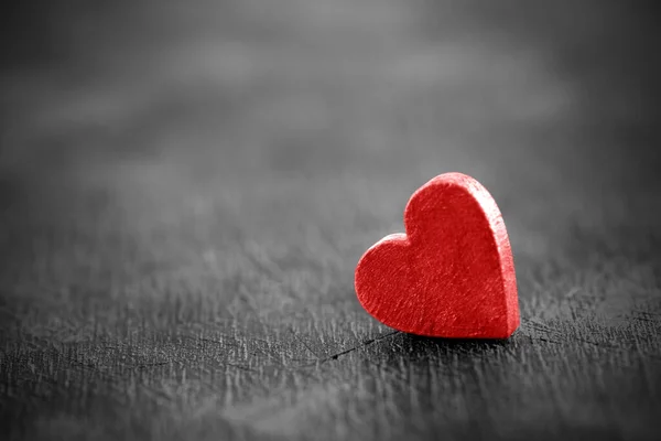 Pequeño Corazón Rojo Sobre Fondo Madera Oscura — Foto de Stock