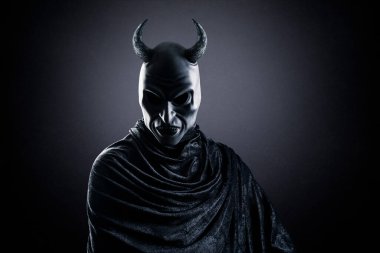 Geceleyin karanlık sisli arka planda boynuzlu iblis