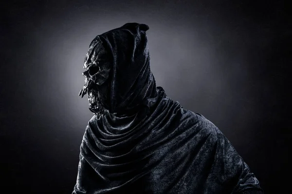 Моторошний Монстр Тлі Темної Туманності — стокове фото