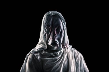 Siyah arkaplanda kırpma yolu ile izole edilmiş korkunç bir hayaletin portresi