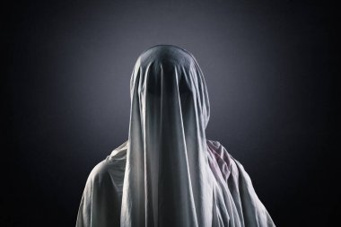 Karanlık sisli arka planda korkunç bir hayaletin portresi.