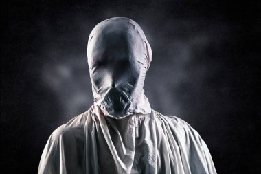 Karanlık sisli arka planda korkunç bir hayaletin portresi.