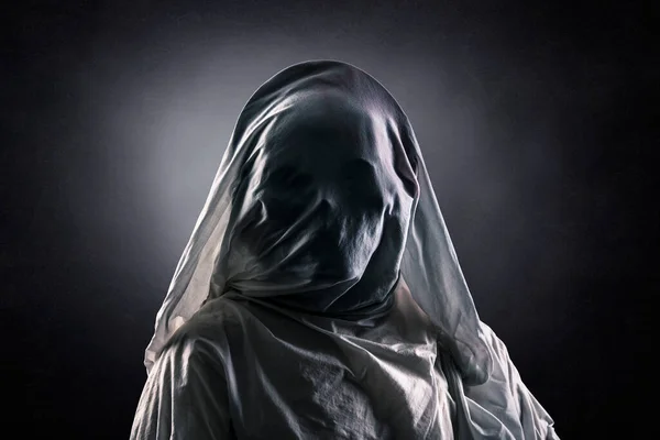 黑暗的雾蒙蒙的背景下的恐怖鬼魂的画像 — 图库照片