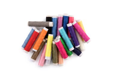 Kırpma yolu ile beyaz arkaplan üzerinde renkli iplik makaraları