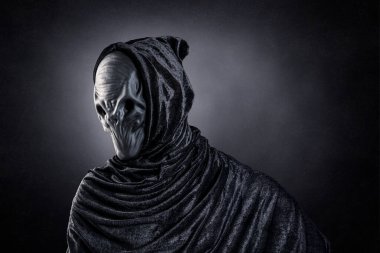 Karanlık sisli arka planda gece gizemli insansı uzaylı