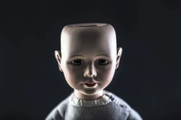 Gruseliges Puppengesicht Auf Dunklem Hintergrund — Stockfoto