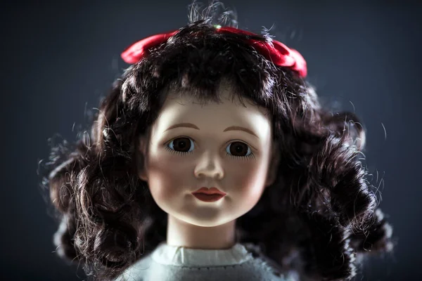 黒の背景にヴィンテージ人形の顔 — ストック写真