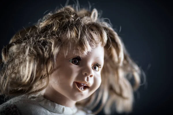 Vintage Puppengesicht Auf Dunklem Hintergrund — Stockfoto