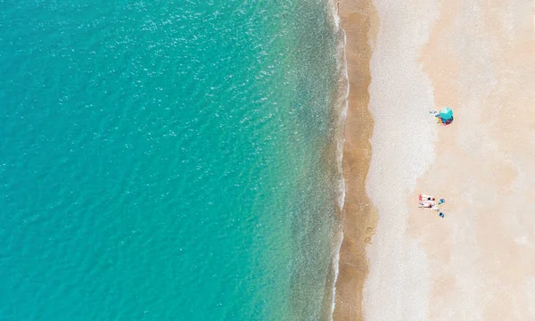 Sandstrand Mit Wenigen Sonnenbädern Und Ruhigem Meer Luftaufnahme Direkt Darüber — Stockfoto