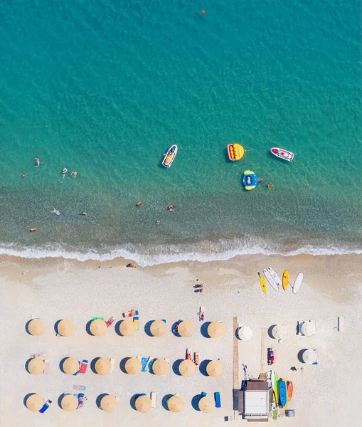 Luftaufnahme Vom Sandstrand Direkt Darüber Vertikale Aufnahme Sonnenliegen Sonnenschirme Und lizenzfreie Stockbilder