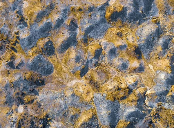放棄されたパイライト鉱山での採掘からのヒープを台無しにする汚染された表面 カラフルなテクスチャ 直接上記の空中ビュー — ストック写真
