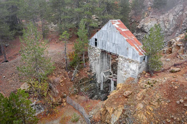 Verlassene Chromitmine Troodos Gebirge Zypern Alter Kaputter Lift Über Senkrechten — Stockfoto