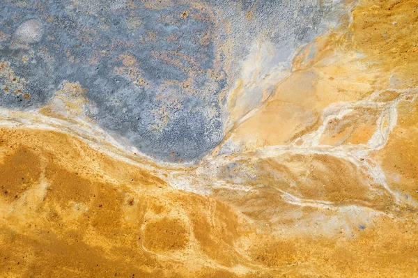 放棄されたパイライト鉱山の尾鉱のカラフルな表面 鉱業の背景 直接上の空中ビュー — ストック写真