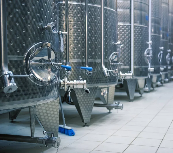 Tangki Baja Nirkarat Untuk Fermentasi Anggur Bagian Dalam Anggur Fokal — Stok Foto