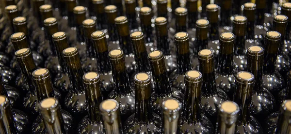 Encimeras Botellas Vino Con Corchos Fondo Suave Enfocado —  Fotos de Stock