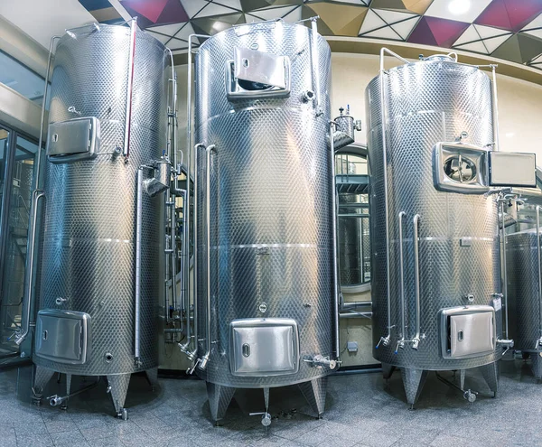 Tres Tanques Vino Acero Inoxidable Una Fila Bodega Gran Angular —  Fotos de Stock