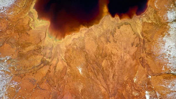 放棄された銅鉱山のオープンピット内の毒性の赤い湖の海岸 鉱業表面のテクスチャ 航空ビー — ストック写真