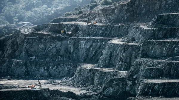 糖尿病 ドロライト 採石場で働く掘削機及びローダー — ストック写真