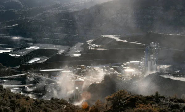 Mijnbouw Fabriek Steengroeve Stofwolken Van Productie Verlicht Dramatisch Landschap Met — Stockfoto