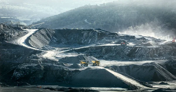 Verpletterende Fabriek Mijnbouwtrucks Laders Steengroeve Industrieel Landschap — Stockfoto