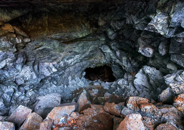 Kıbrıs 'ın Troodos dağlarındaki terk edilmiş krom madenine giriş