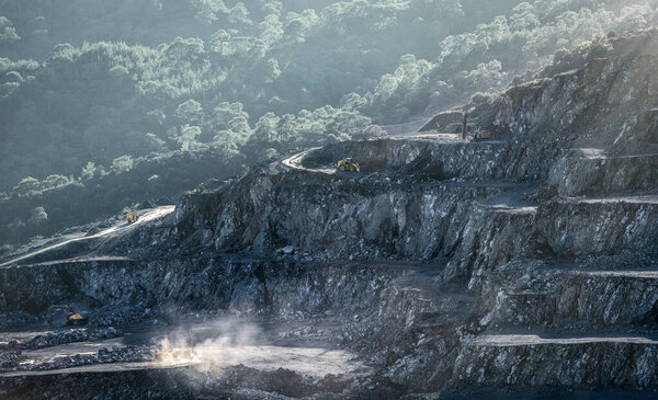 Горнодобывающие машины, работающие в карьере диаспоры (долерита)