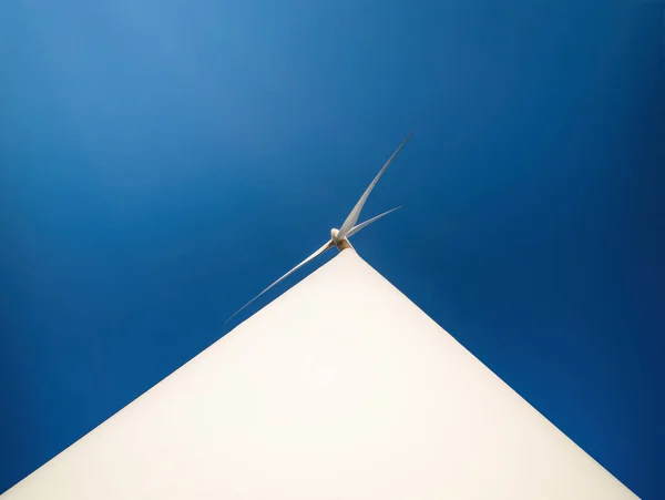 きれいな生態エネルギーを生産するための風力発電機 極端な劇的な視点で最小限の底のビュー ストックフォト